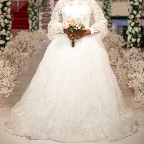 A VINTAGE VERA WANG WEDDING DRESS - Picture 4 of 7